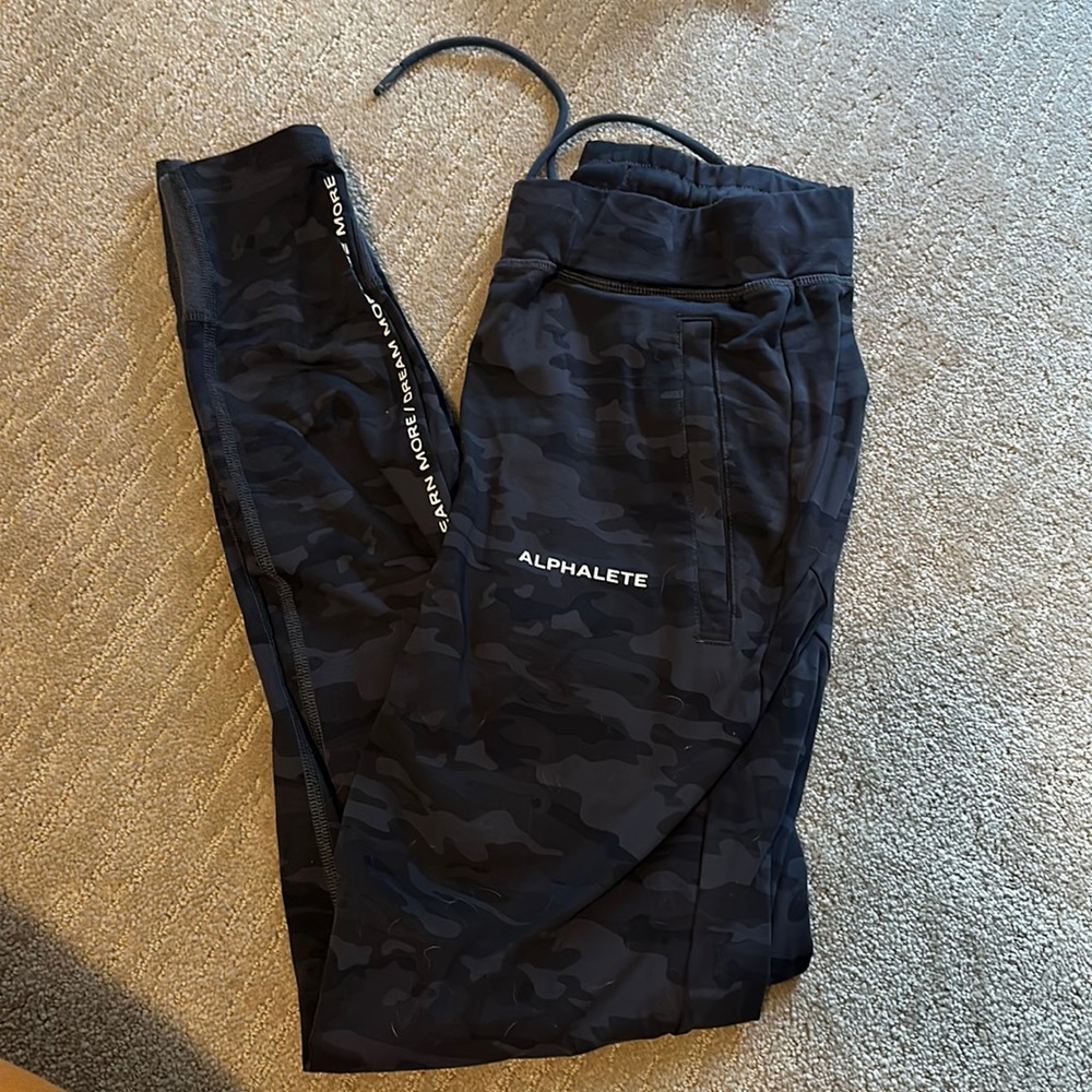 Alphalete premium men’s jogger in navy blue camo, size medium